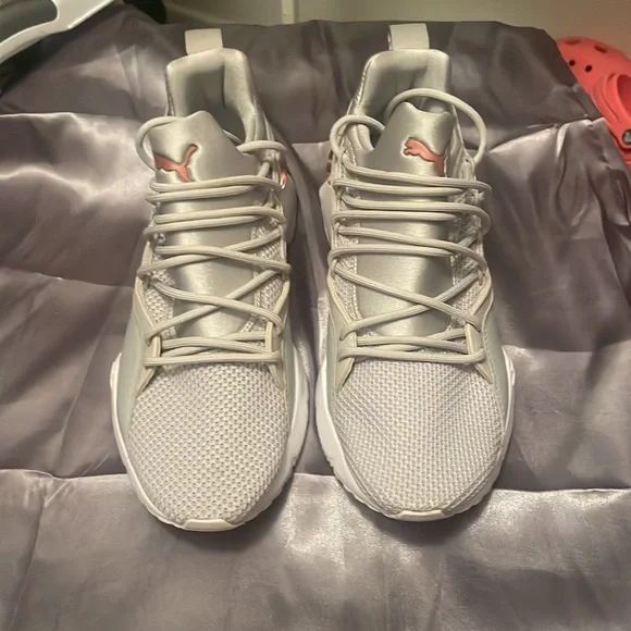Grey and rose gold Women’s Pumas size 7.5 - Picture 4 of 5